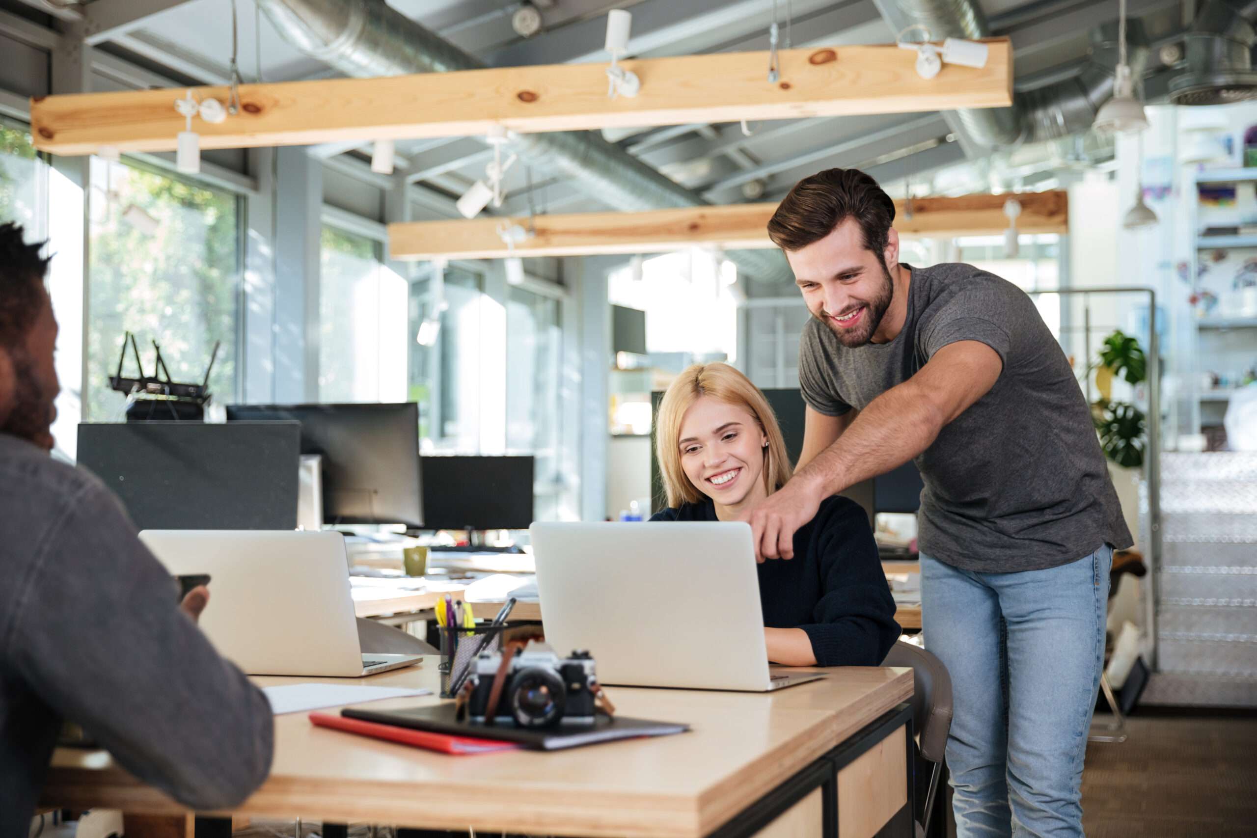 Cheerful young colleagues sitting in office coworking Espace de coworking architecte d'intérieur